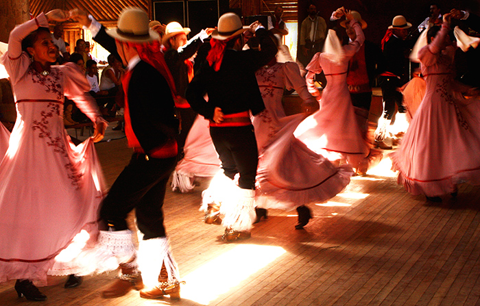 Invernada adulta de CTG dançando a dança do Tatu.jpg