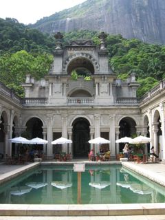 Prédio da EAV com sua famosa piscina