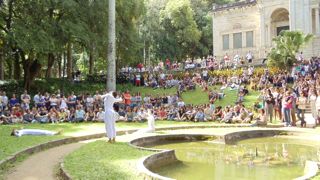 A Trisha Brown Dance Co. faz performance histórica nos jardins do parque