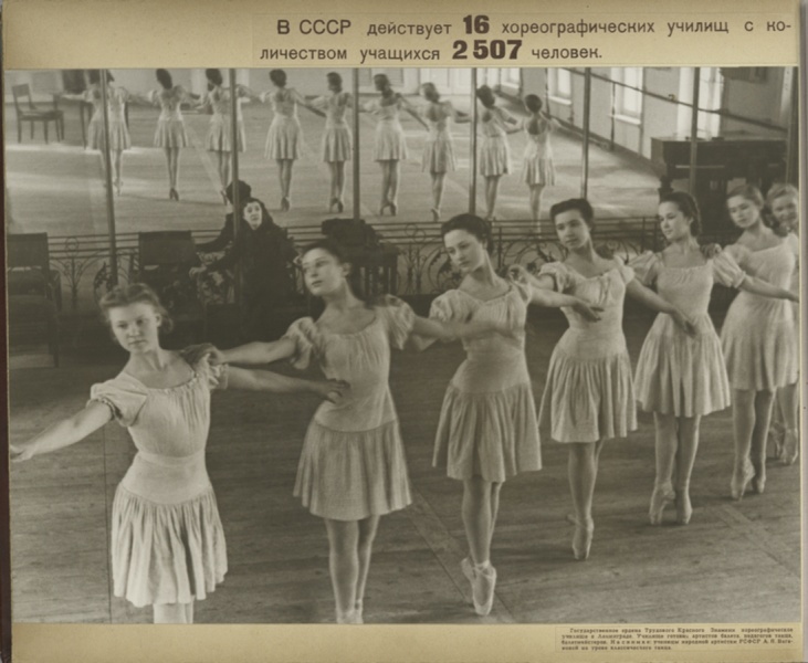 Arquivo:Dance-students-with-the-dancer-teacher-vaganova-creator-of-vaganova-method.jpg